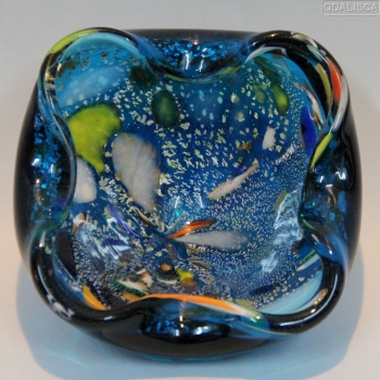 Cristal "tutti frutti" en azul, amarillo, blanco, verde, naranja y plata.
Origen: Murano, Italia.